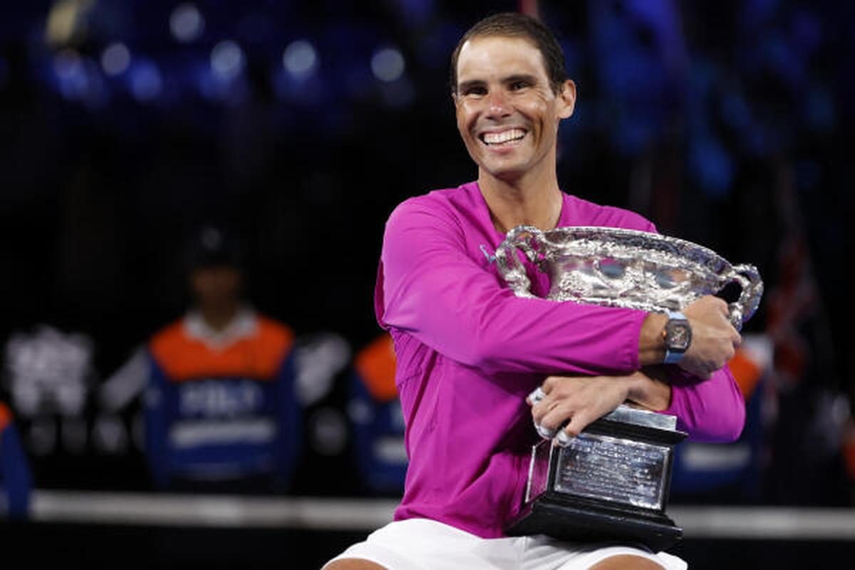 Nadal sau khi vô địch Australia Mở rộng 2022, danh hiệu thứ hai sau 13 năm cách biệt. Nadal sau khi vô địch Australia Mở rộng 2022, danh hiệu thứ hai sau 13 năm cách biệt.